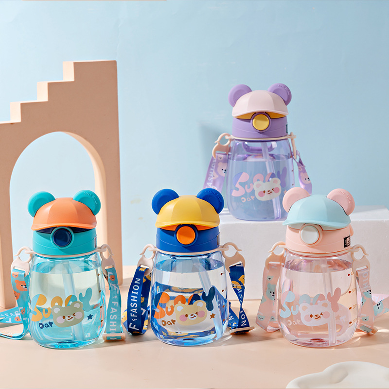 New children's water cups are cute and come with straw cups for kindergartens. They are plastic cups specially designed for primary school students to go to school in summer full figure