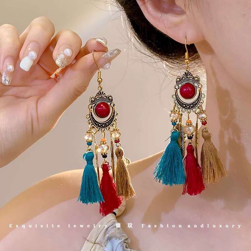Chinese-style horse face skirt tassel earrings, new Chinese-style ear hook earrings for women, 2025 new style ancient style high-end ear stud earrings Application Scenario