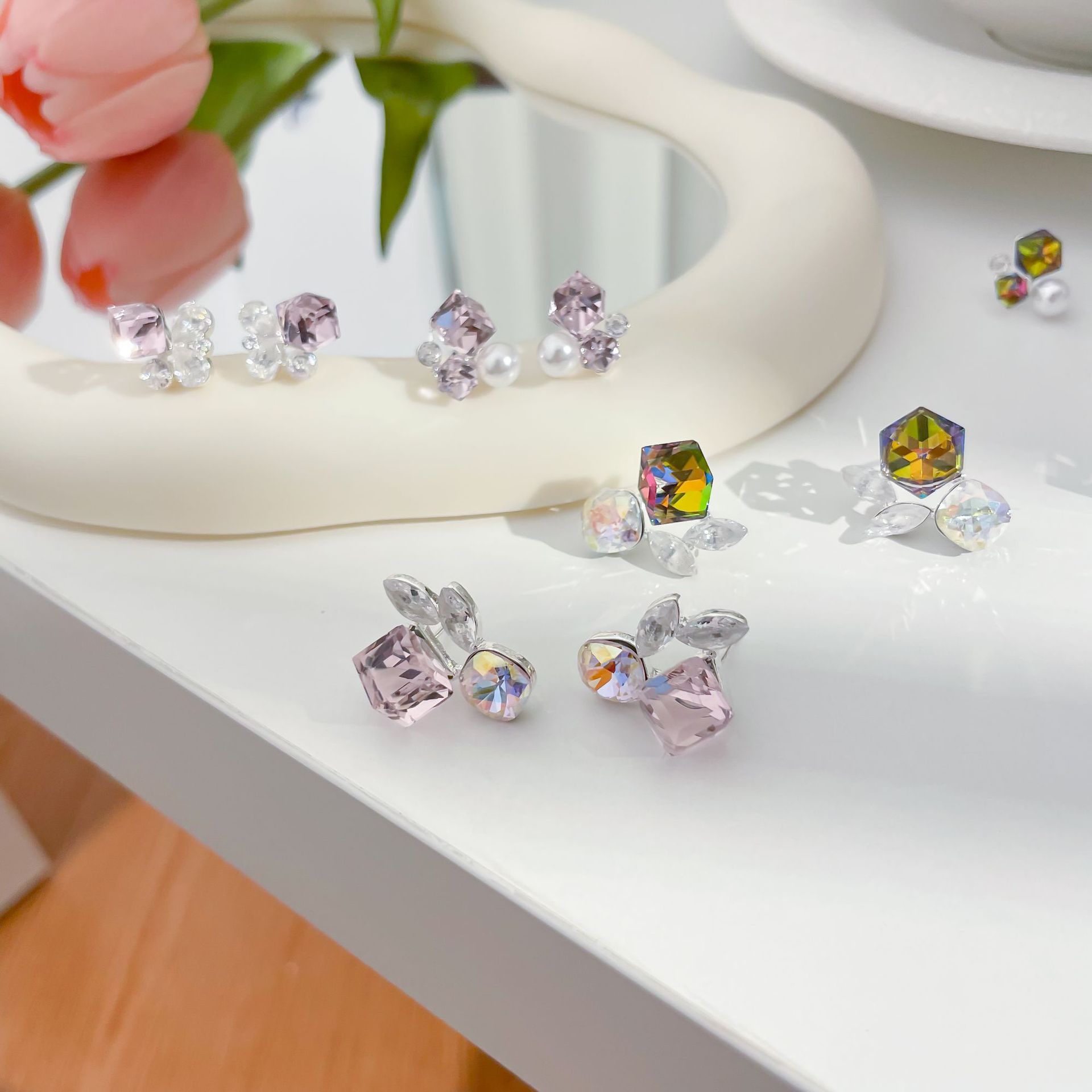 The dazzling ice crystal sugar stud earrings for women, with a light luxury and elegant design sense, are super dazzling and three-dimensional, and are gentle pink earrings details Picture