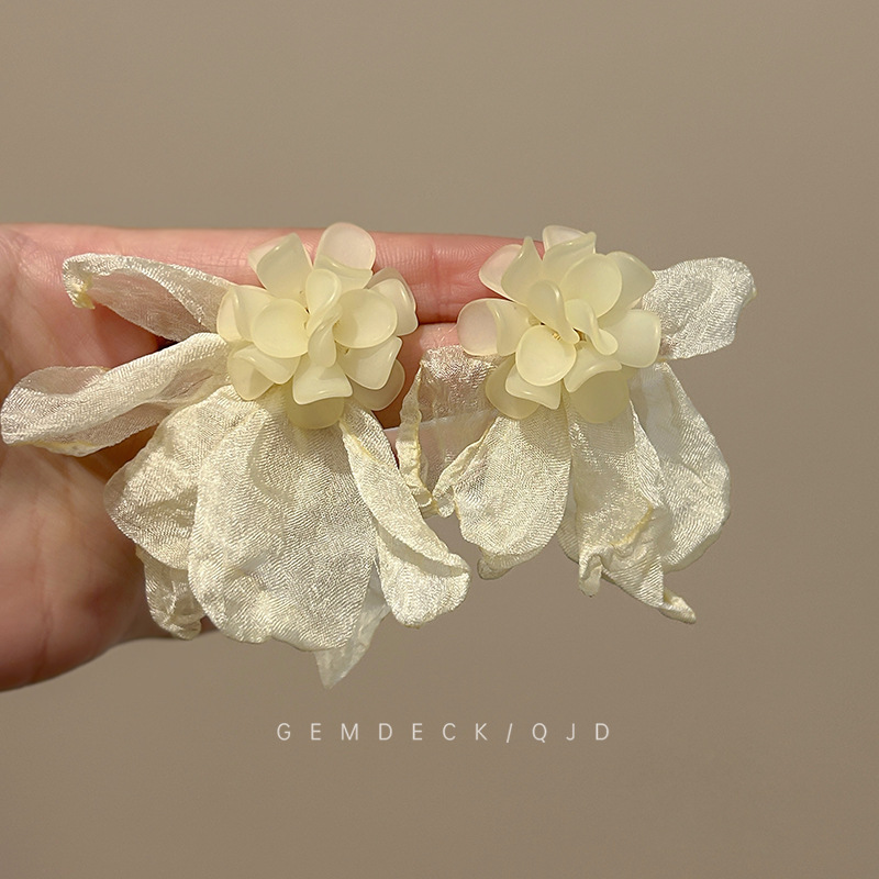 Seaside vacation style yellow chiffon flower earrings, super fairy-like, cool and refreshing stud earrings, gentle and elegant, trendy earrings Application Scenario