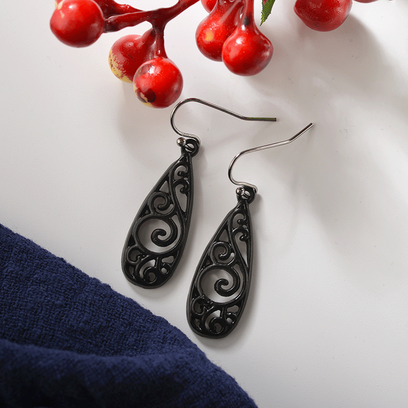 European and American export retro alloy carved court earrings for women, cross-border ethnic style water drop hollowed-out pattern earrings Application Scenario