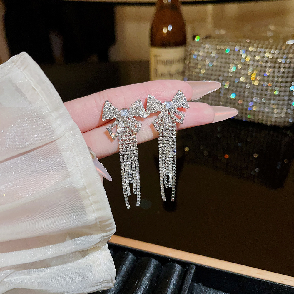 A niche design of a pair of earrings with tassels and a high-end touch, featuring bow stud earrings, is a versatile and sweet, cool style earpiece for women full figure