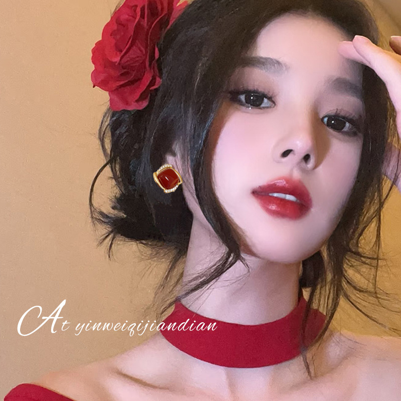 New Year's red oil-dripping earrings exude a sense of sophistication and elegance for women. Christmas stud earrings, a popular new type of earrings, create an atmosphere Application Scenario