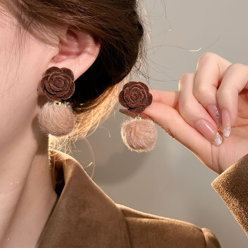 Maillard's autumn and winter plush earrings exude a sense of high-end and light luxury for women. The new 2024 style of furry stud earrings exude a touch of elegance and French style details Picture