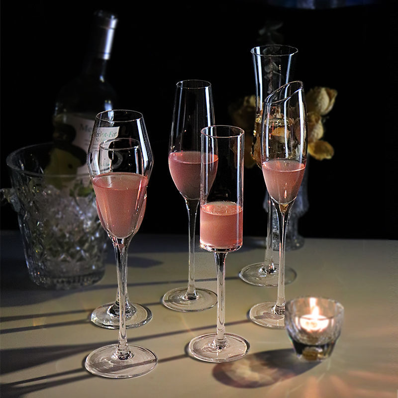 Champagne glasses, high-appearation-level glass goblets, cocktail wine glasses, high-end household glass cups, and slightly tipsy wine glasses full figure