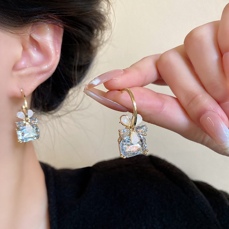The super ethereal and elegant flower earrings are a light luxury and versatile accessory for women, exuding a sense of high-end sophistication. The exquisite zircon stud earrings are a unique and popular earpiece details Picture