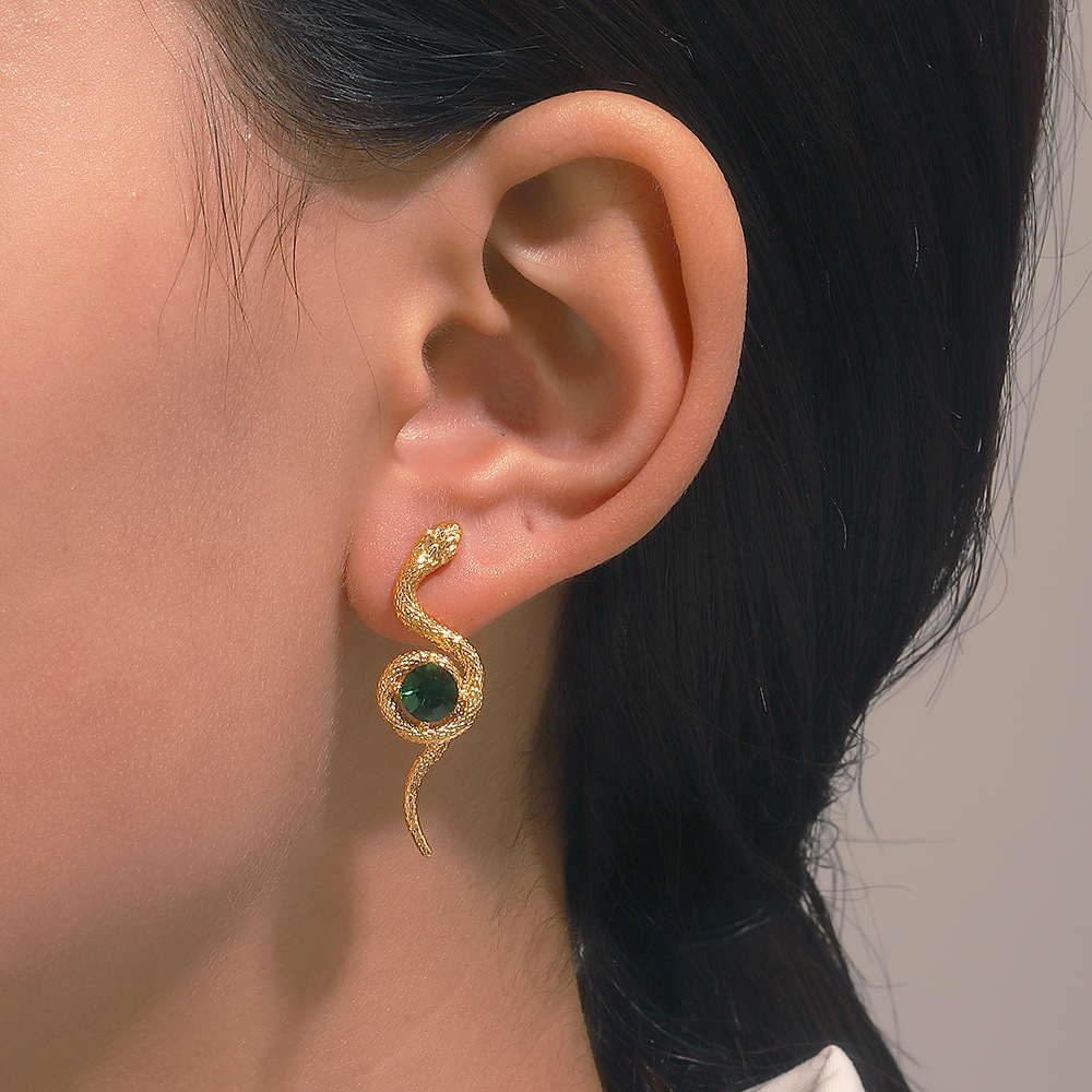 European and American style diamond-encrusted snake-shaped earrings for women, retro and fashionable. Emerald-encrusted small snake stud earrings, ins trend full figure