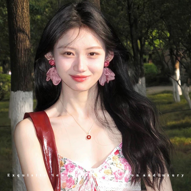 Flower tassel earrings, a new bestseller for women in 2025, exude a sense of high-end elegance and style. The earrings are designed with a sense of spring Application Scenario