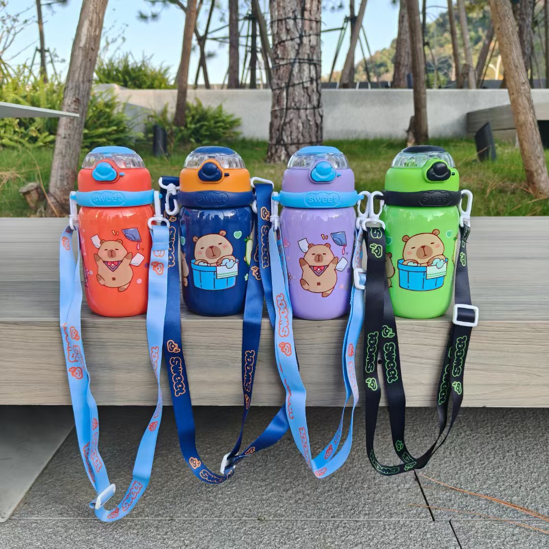 New Capibara plastic cup, children's straw, lock, bouncing cup, cartoon pattern portable crossbody cup details Picture