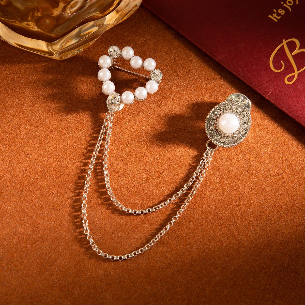 A new cross-border light luxury British retro heart-shaped pearl double-layer chain tassel collar pin brooch for ladies Application Scenario