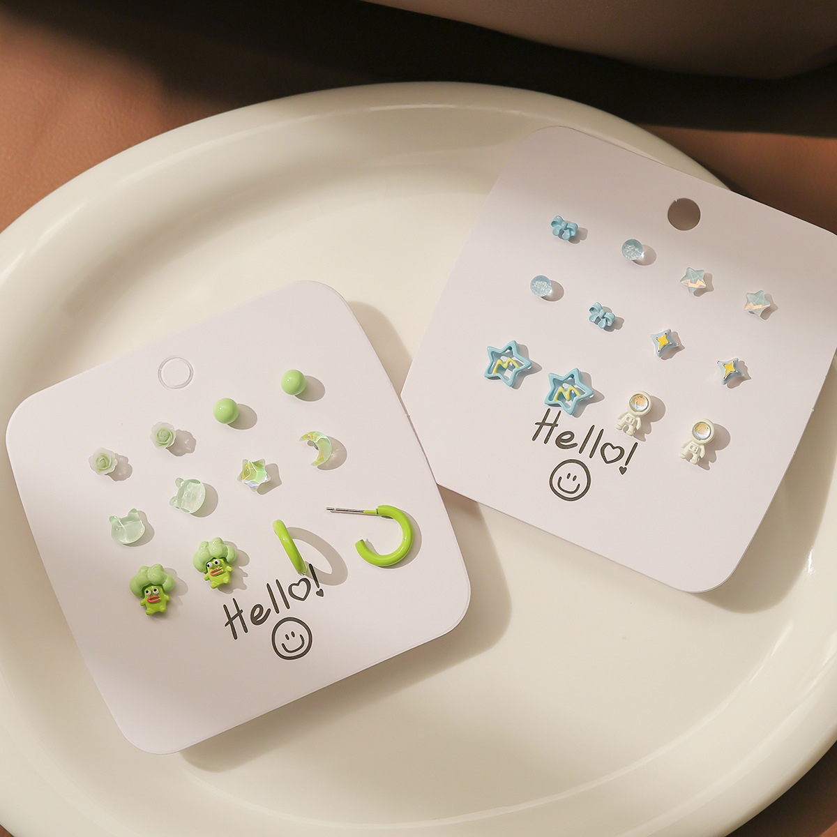 The 2024 new style of the "Whitening Blue Stud Set" features small, unique and niche design earrings. The green forest-themed earrings are trendy details Picture