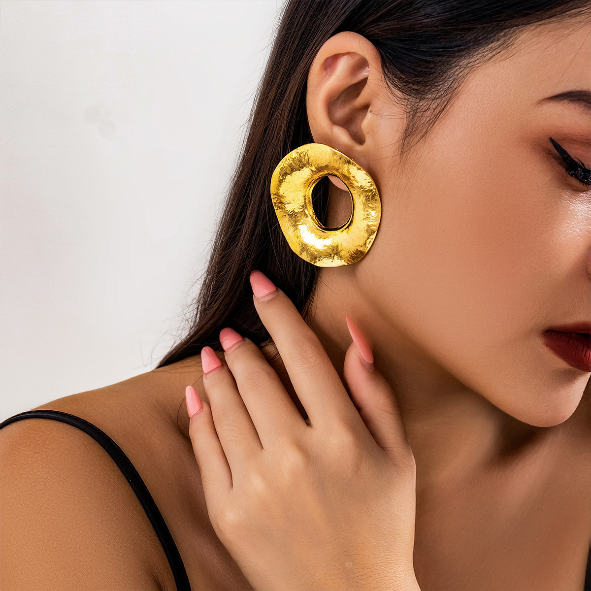Exaggerated French round metal large earrings from Europe and America, simple and irregular texture, and niche stud earrings Specification drawing