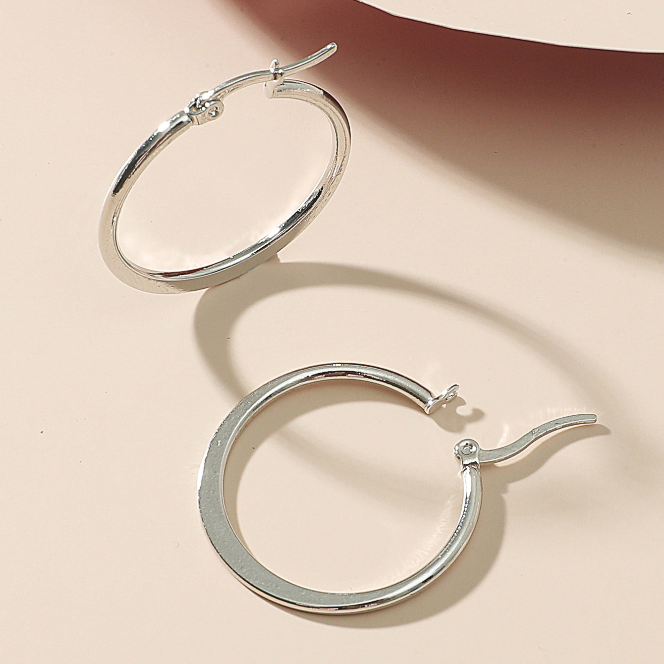 European and American cross-border exaggerated large circle earrings, ins trendy retro style stainless steel geometric ear ring earrings for women wholesale Specification drawing