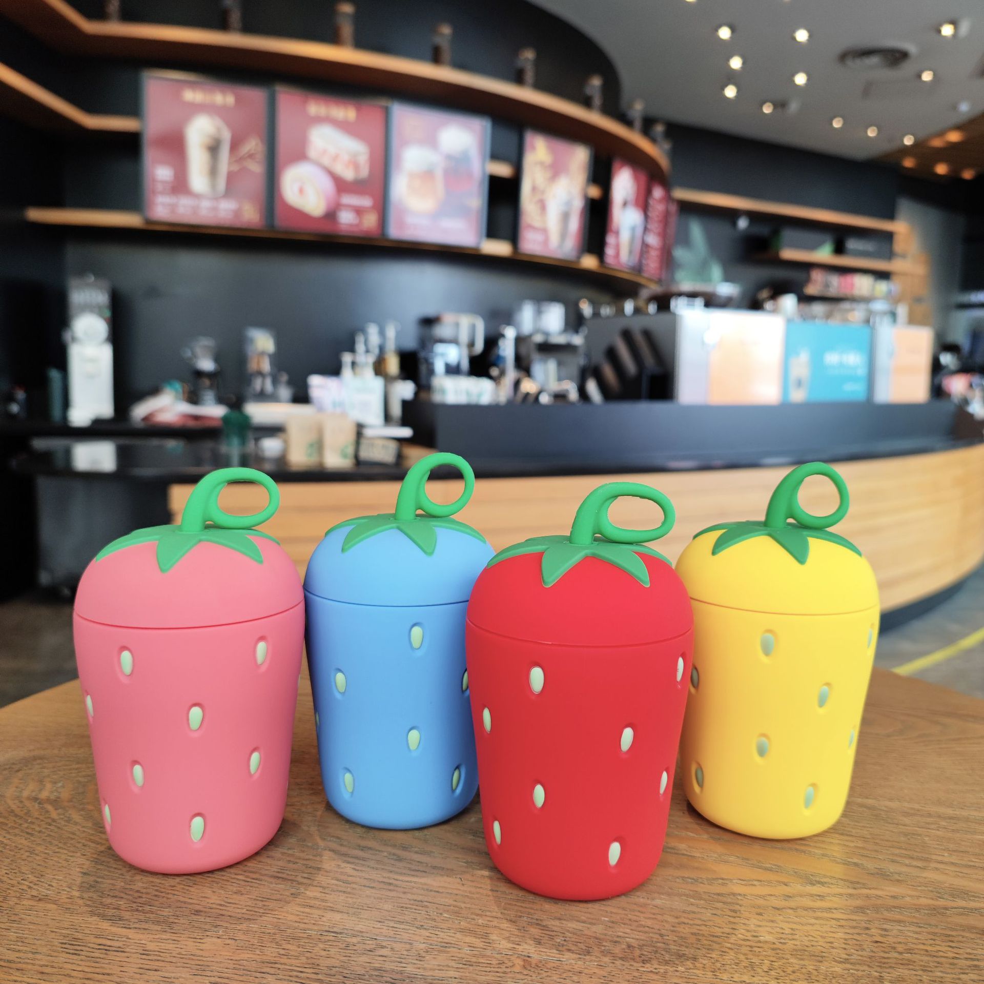 Factory direct sales, wholesale, custom-made, European and American standard creative strawberry borosilicate glass cups, advertising gift water cups full figure