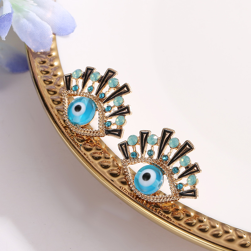 Creative new fashionable blue eye earrings with rhinestones, elegant ear studs and earrings wholesale from the manufacturer Application Scenario