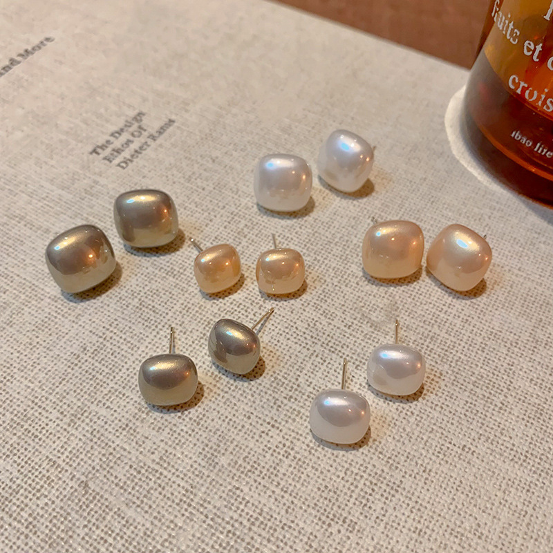 Square pearl stud earrings, a niche, high-end, and simple earring in 2024, are versatile and elegant for socialites Specification drawing