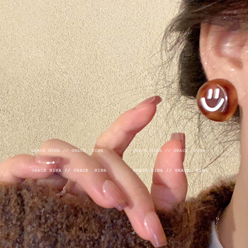 Look at the camera! Amber smiley face stud earrings with a niche design, cute and unique, fashionable Maillard earrings for women full figure
