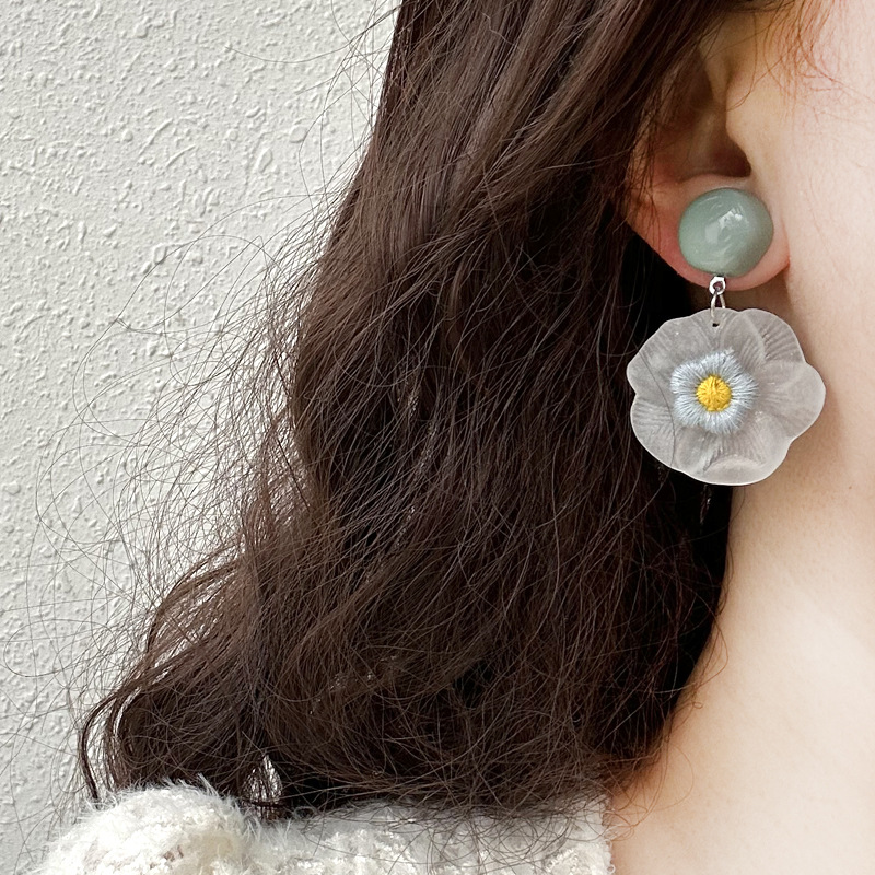 Spring and summer fresh and transparent small pink flower stud earrings, super fairy-like vacation photo frosted flower earrings, sweet and girlish earrings Application Scenario