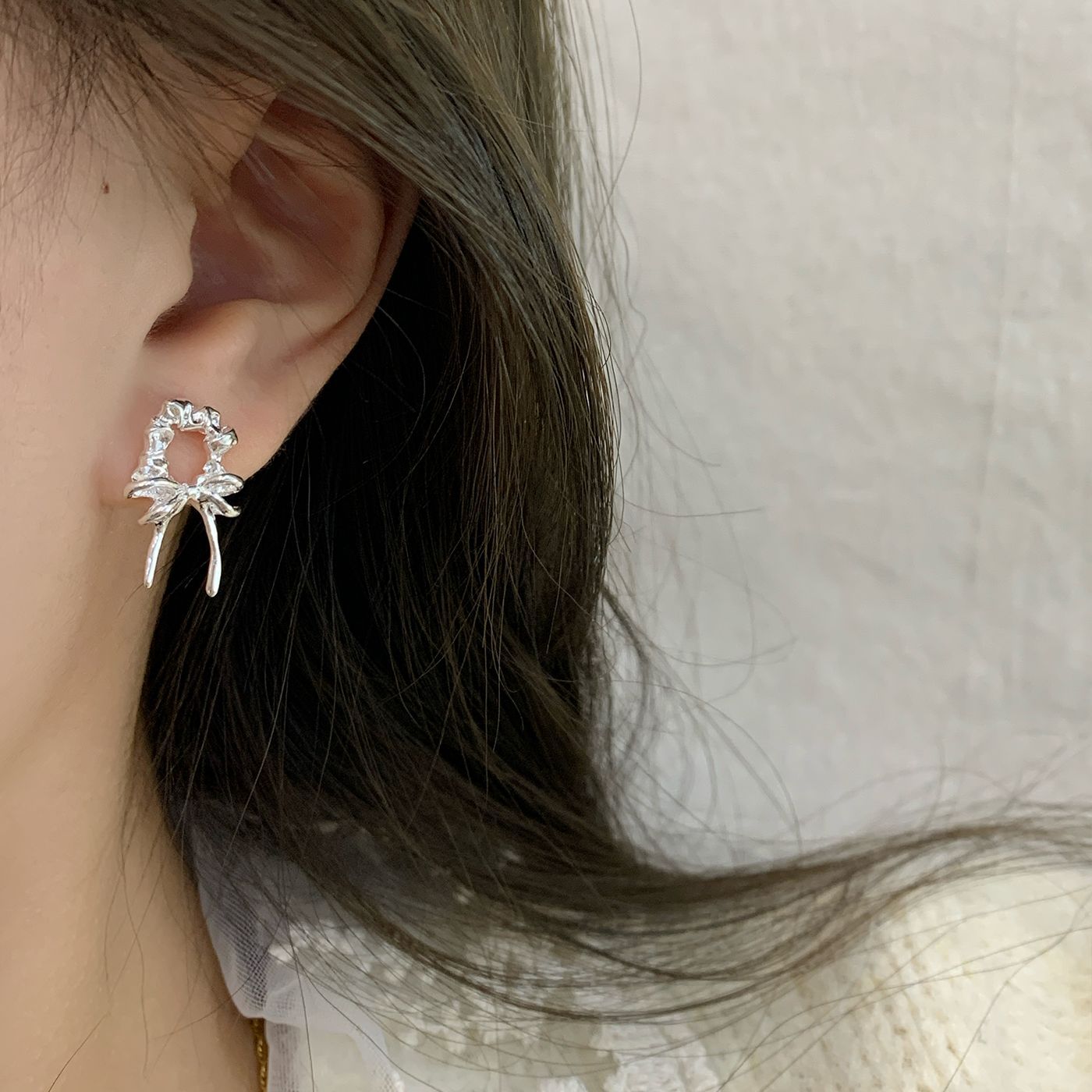 New minimalist silver exquisite bow pendant stud earrings, women's silver needle, niche design, high-end feel, daily earrings Specification drawing
