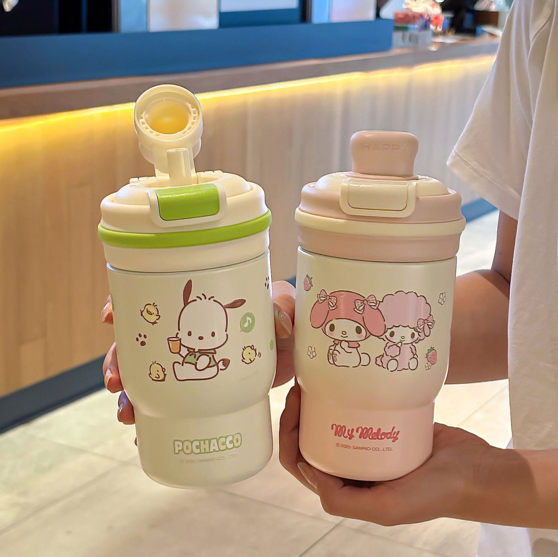 The Sanrio Family series green wheat insulated cup comes with a handle for easy carrying. It features a silk-printed design and is a double drinking cup Specification drawing