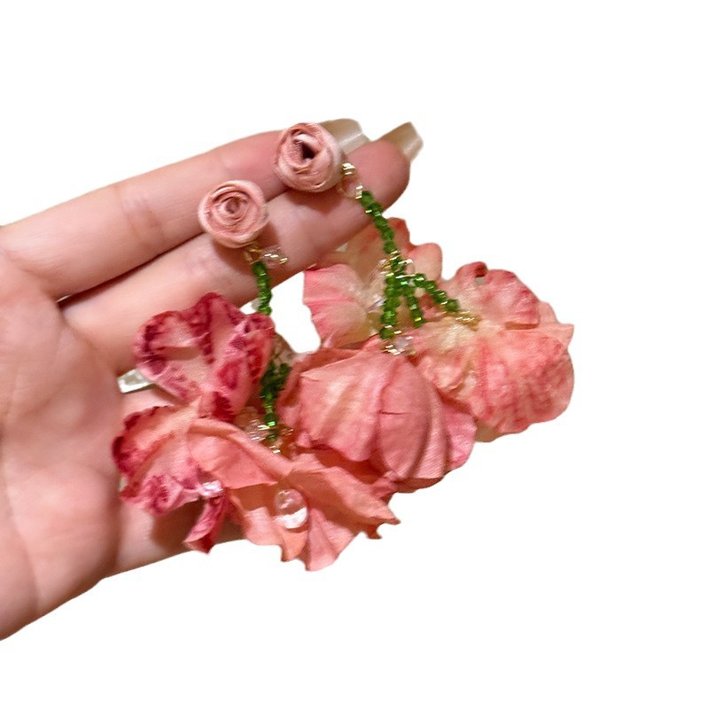 Pink sweet flower earrings, a niche design for women with a high-end feel. Beaded ear studs are unique, exaggerated and elegant, and are popular earrings on the Internet Item Picture