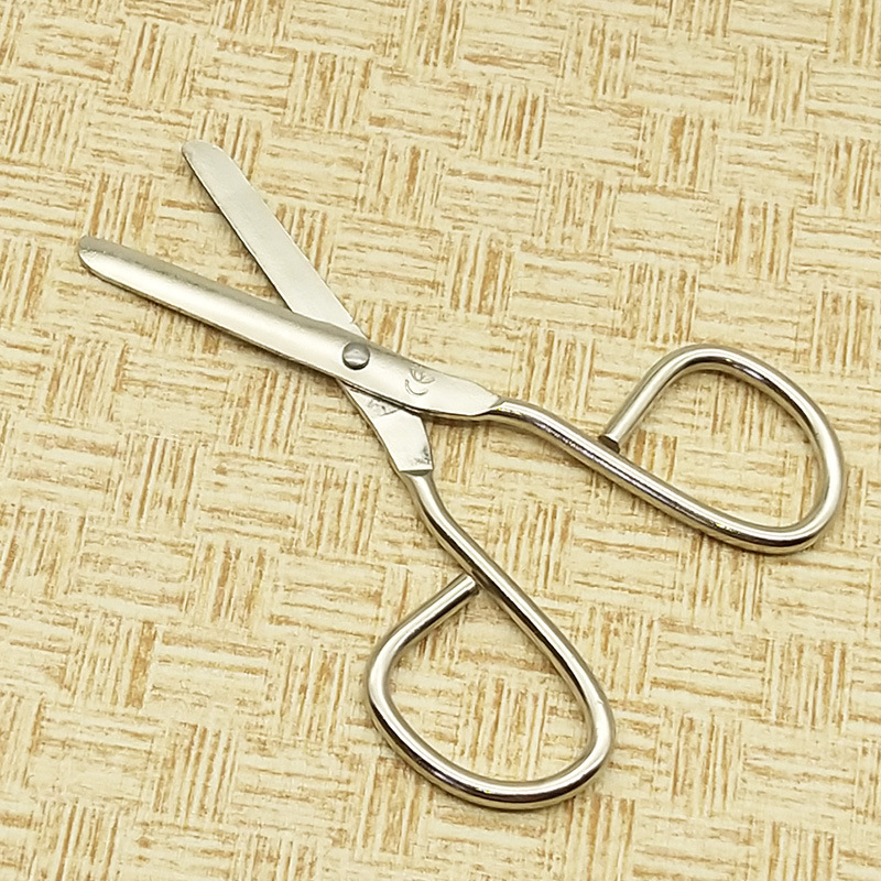 We have disposable round-head and straight-head bandage, gauze scissors, carbon steel wire scissors, first aid kits and bandage scissors in stock details Picture