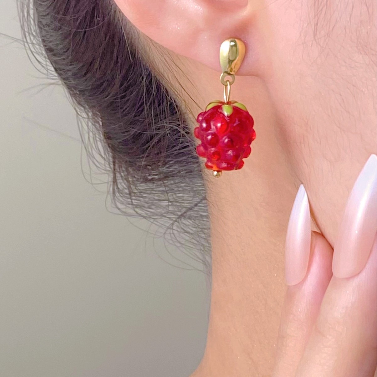 Cross-border French creative design raspberry and raspberry stud earrings, red fruit earrings, women's fashion, light luxury and high-end feel Application Scenario