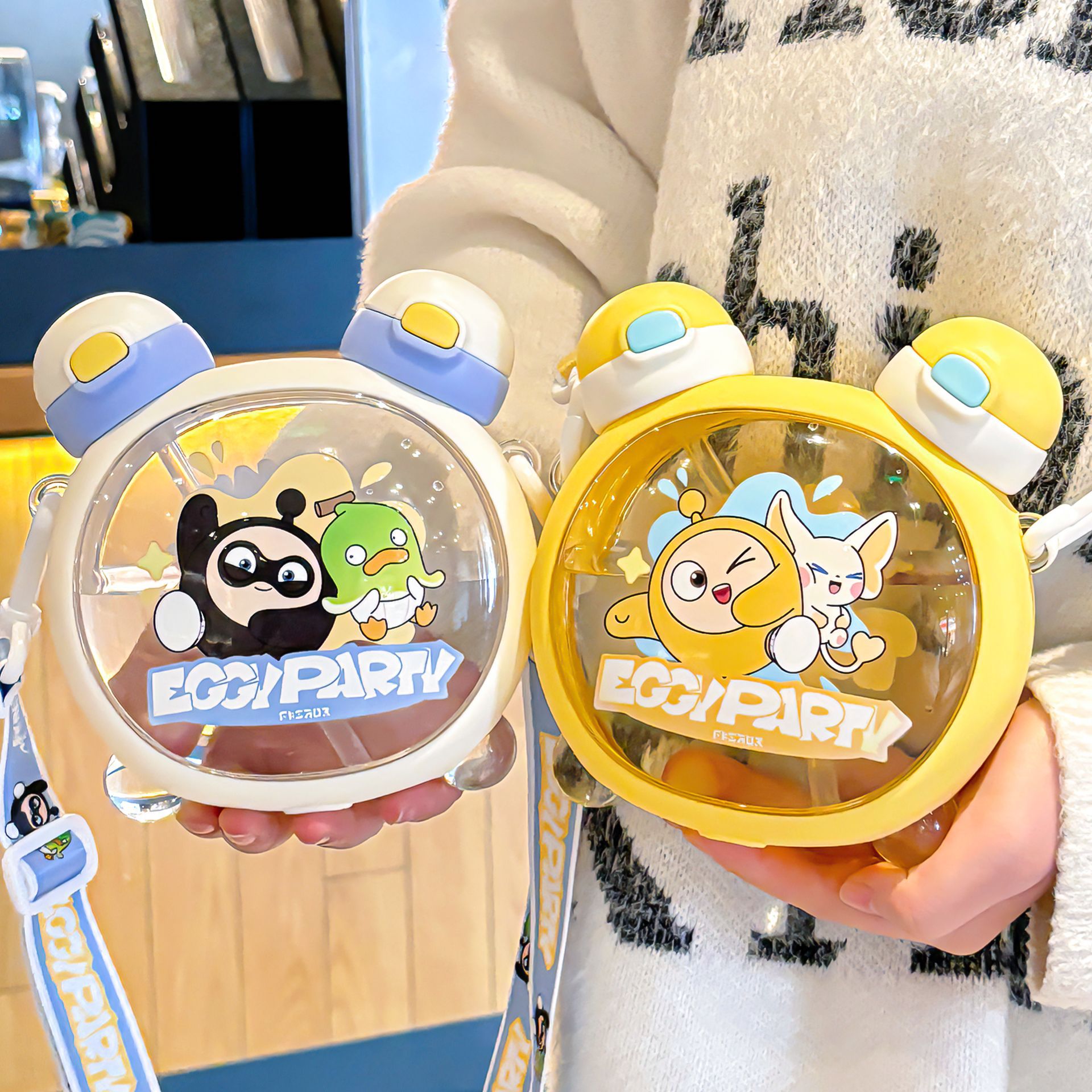 The Egg Doll Party double-ear plastic cup comes with a silicone straw for easy carrying. It is a large-capacity drinking cup with silk-screen printing design Specification drawing