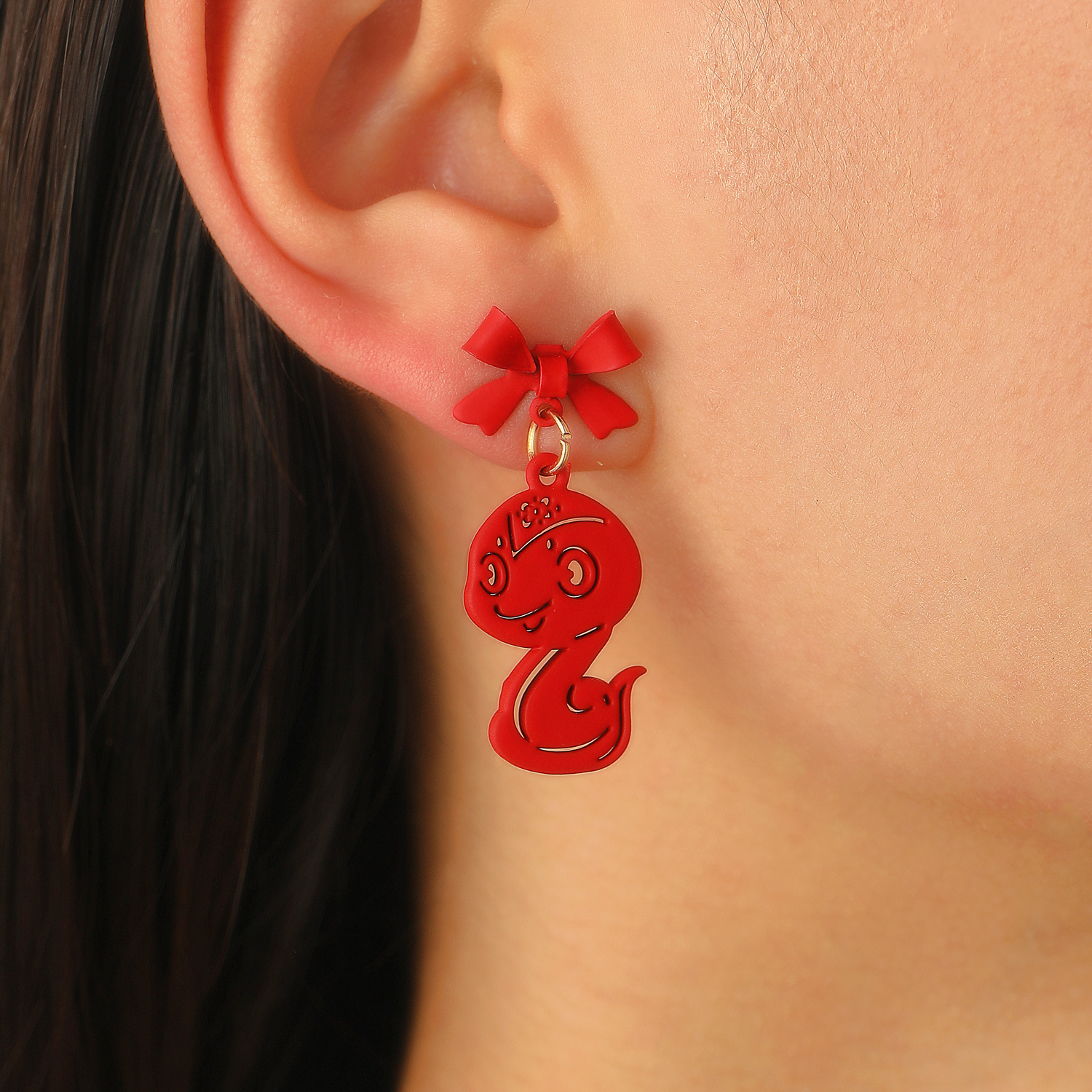 For autumn and winter, the Anke red bow zodiac snake earrings for women are a niche and high-end look. New Year's zodiac year earrings and stud earrings details Picture
