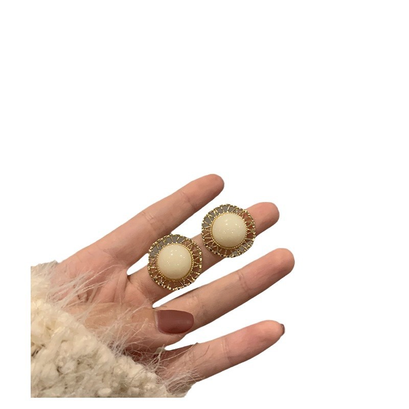 Retro Hong Kong-style chanel-style pearl earrings for women, 2024 new autumn and winter collection, French internet-famous style earrings Item Picture