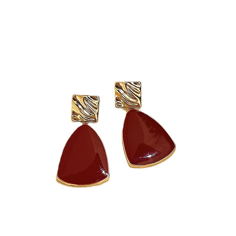 Red stud earrings, a new bestseller in 2025, exude a sense of light luxury and sophistication, with a grand and elegant demeanor. They are perfect for women's autumn and winter Christmas earrings Item Picture