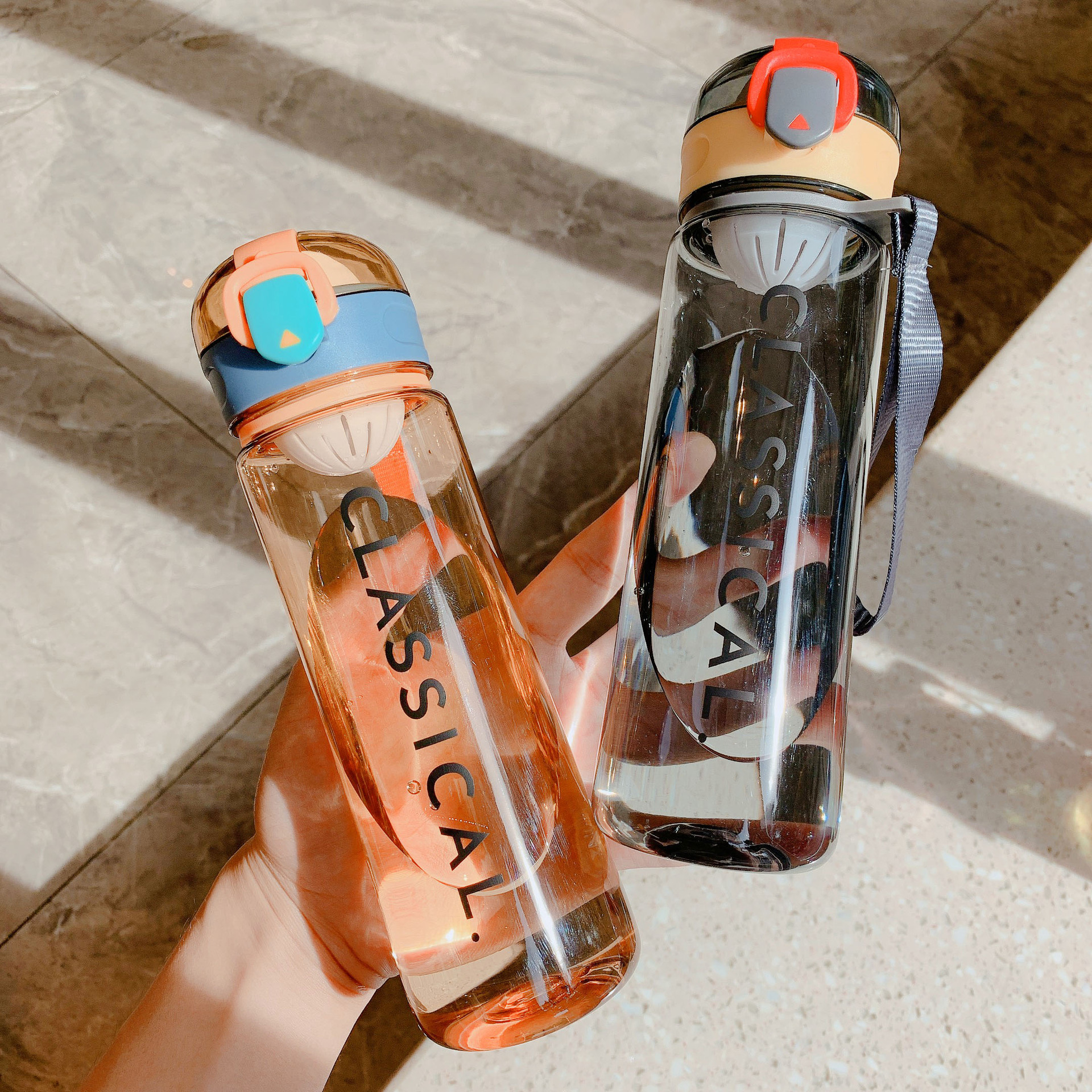 This is an Instagram-worthy plastic water cup with a high level of appearance. It is a simple and portable Korean-style tea strainer cup for sports full figure