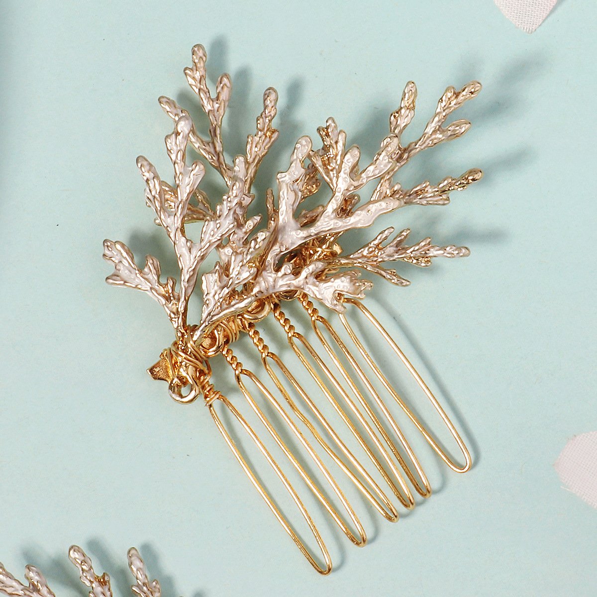 New European and American bride hair comb handcrafted headwear, golden pine branch insert comb, beautiful and versatile Christmas hair accessory, alloy hair comb Application Scenario