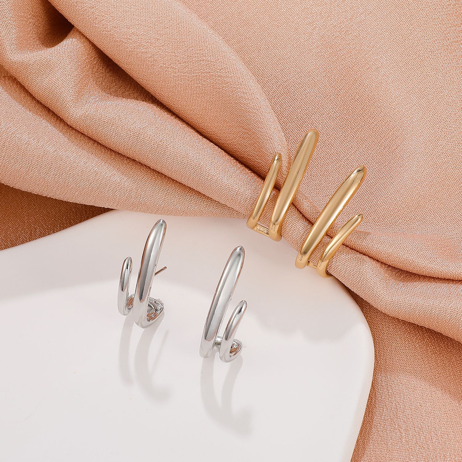 Cross-border European and American creative alloy geometric stud earrings, women's ins personalized, simple and irregular C-shaped earrings, fashionable earrings details Picture