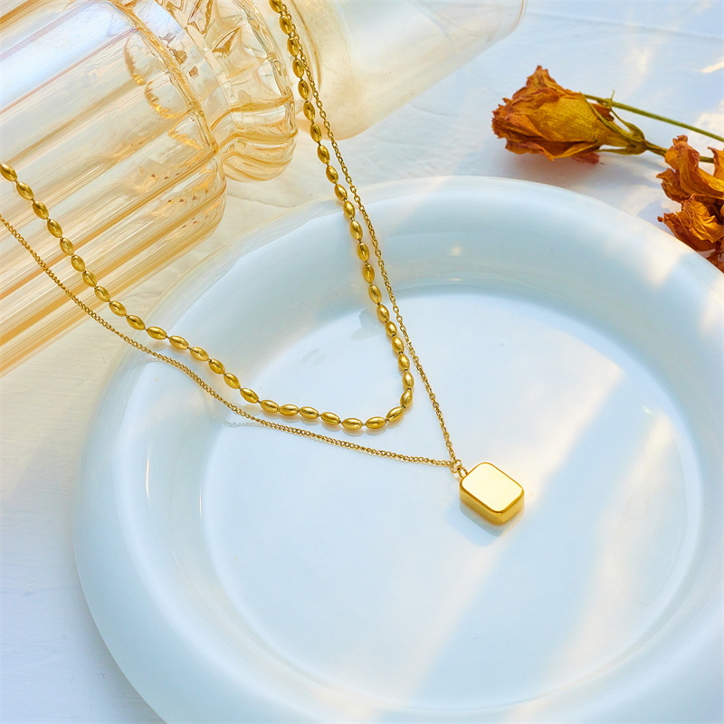 This is a retro three-dimensional square pendant with a cold European and American fashion style, featuring an eight-pointed star and diamonds. It is exquisite, simple and versatile, and can be stacked on a necklace details Picture