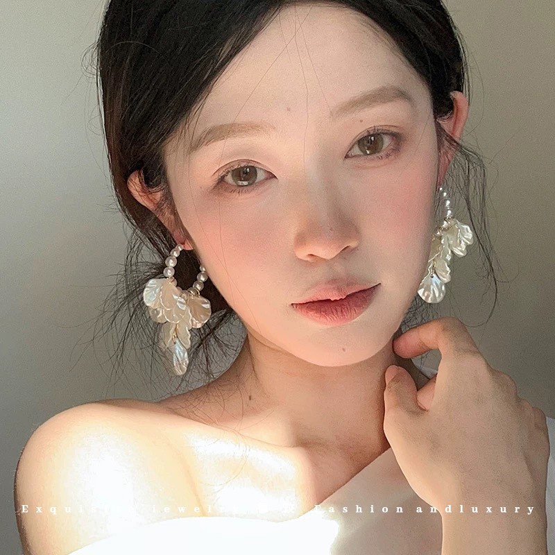 French-style shell flower earrings, high-end women's stud earrings, light luxury and elegant earrings, niche design pearl stud earrings and earrings Specification drawing