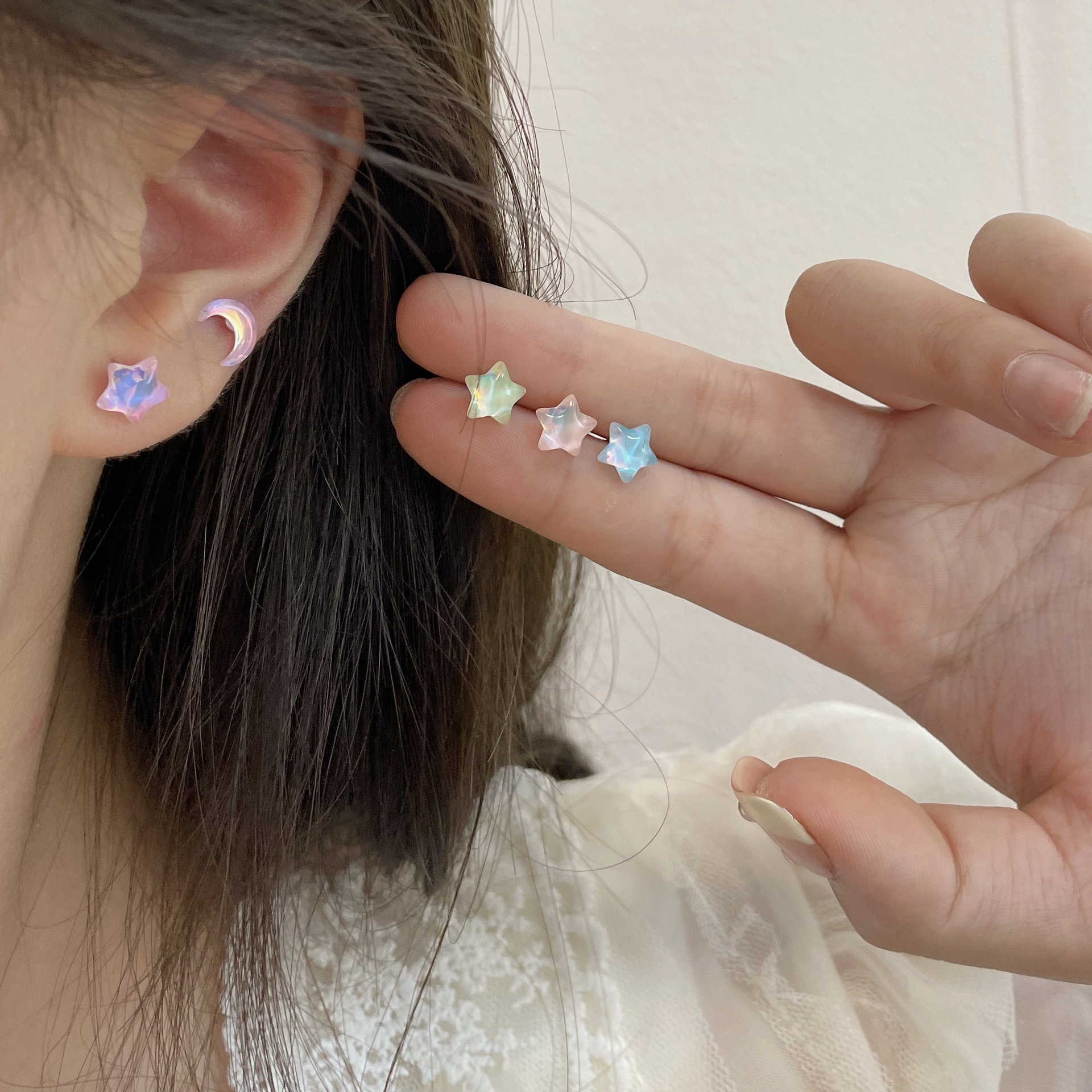 The fresh and delicate silver needle Mocha Star Moon girl ear studs are sweet, small, clear, super shiny and versatile ear piercing earrings Specification drawing