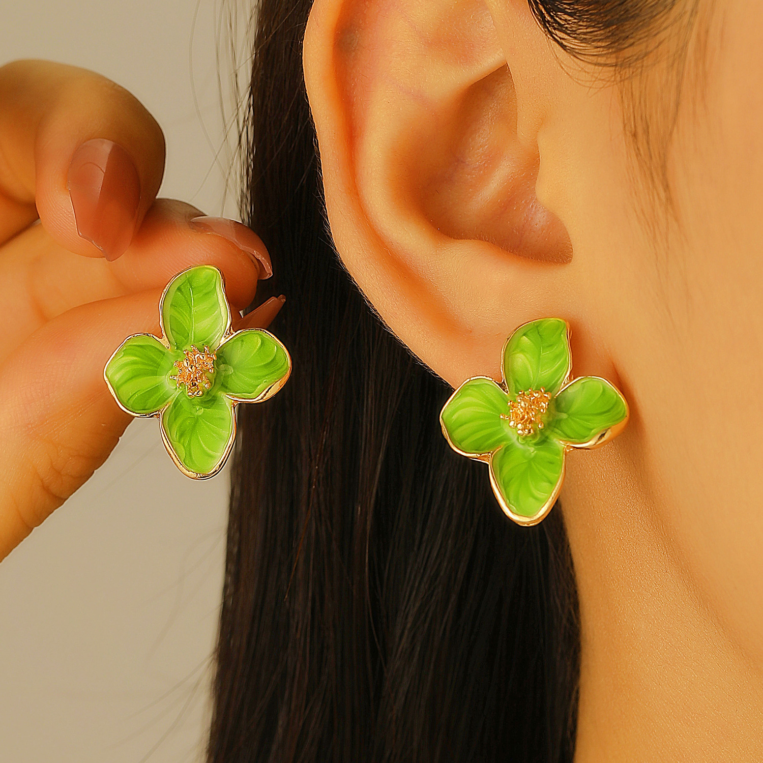Oil petal stud earrings, four-petal flower alloy oil drip flower stud earrings, roselle three-dimensional high-end earrings for women full figure