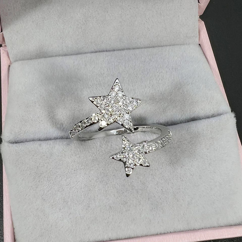 This is a niche design ring with a full diamond zircon star opening. It exudes a simple and luxurious feminine charm with a cold and elegant style Application Scenario
