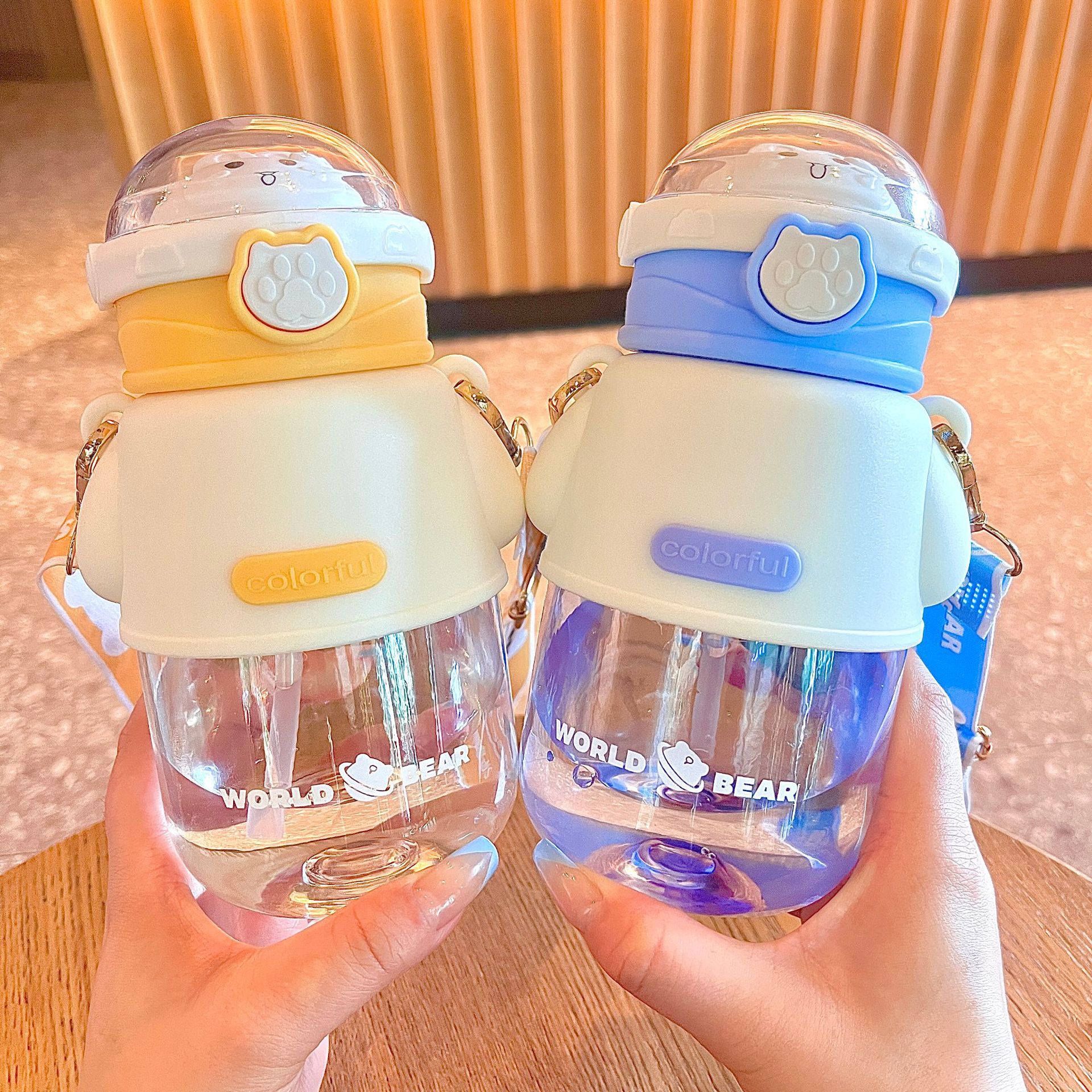 Portable large-capacity plastic cup, high appearance level student sports water cup, astronaut bear children's straw cup, shoulder strap, hand-carry full figure