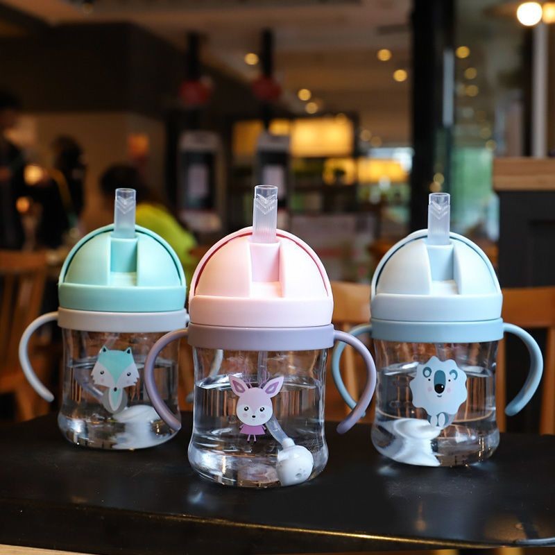 Cartoon infant and toddler graduated straw cup, anti-choking baby handle water bottle, plastic shock-resistant bite gravity ball drinking cup Specification drawing
