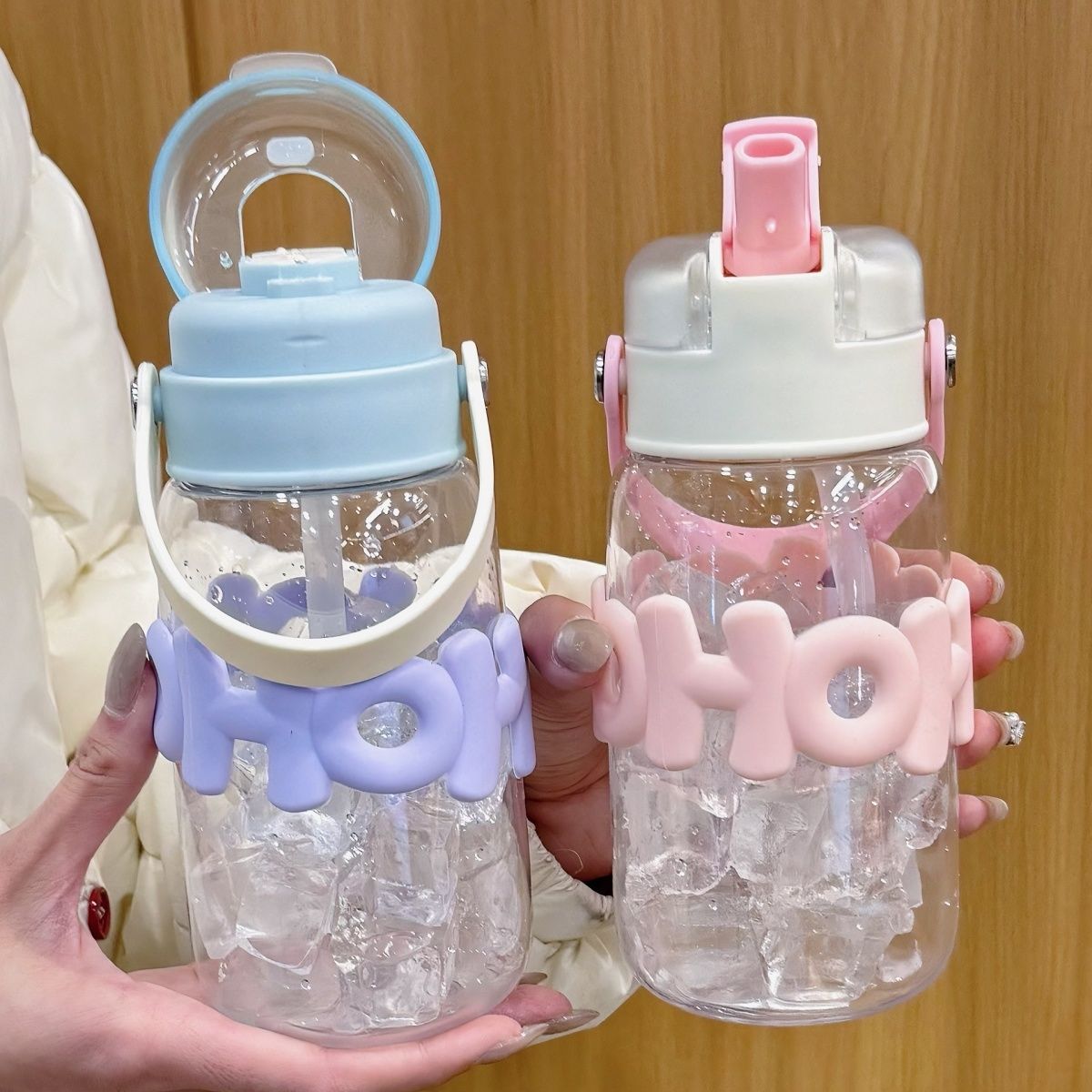The new high-temperature resistant portable plastic water cup is a large-capacity cup that women can carry diagonally when going out for fun full figure