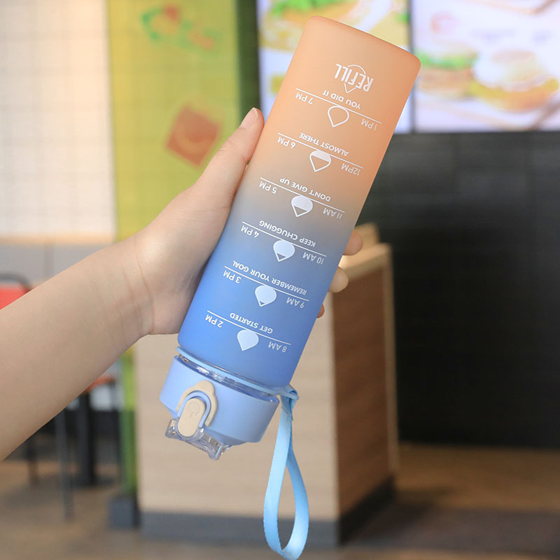 Summer large-capacity water cups, outdoor sports cups, gradient color straw cups, portable plastic cups, leak-proof and shock-resistant water bottles Application Scenario