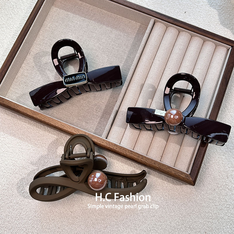 A new Korean-style hair clip for the back of the head, featuring a high-end, niche and light luxury hairpin and a feminine bow shark clip hair accessory Application Scenario