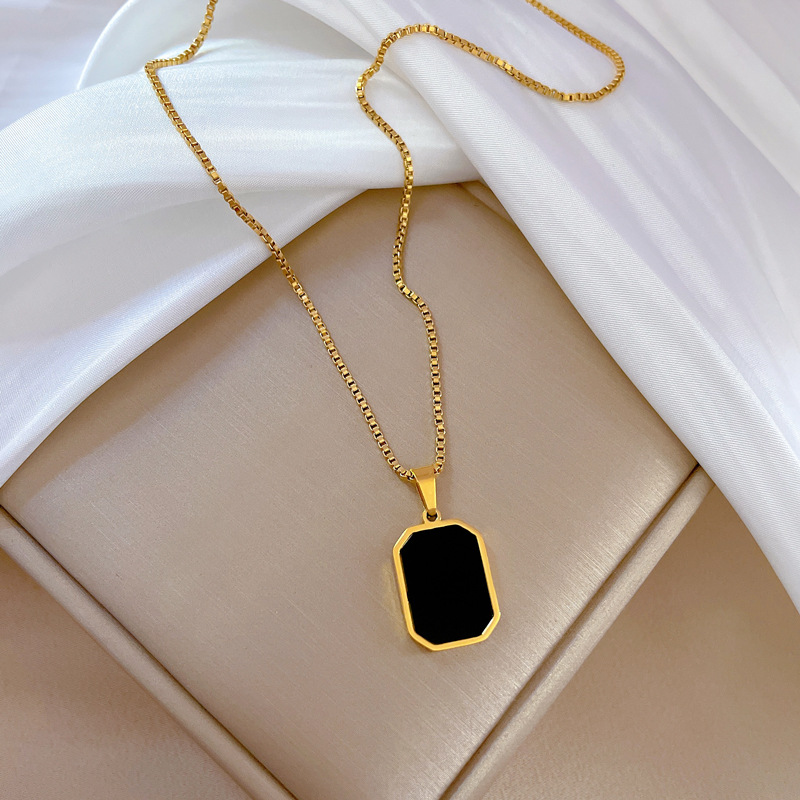 【 All-titanium Steel 】 Geometric square minimalist style, real gold necklace inside the furnace, female Instagram influencer collarbone chain Application Scenario