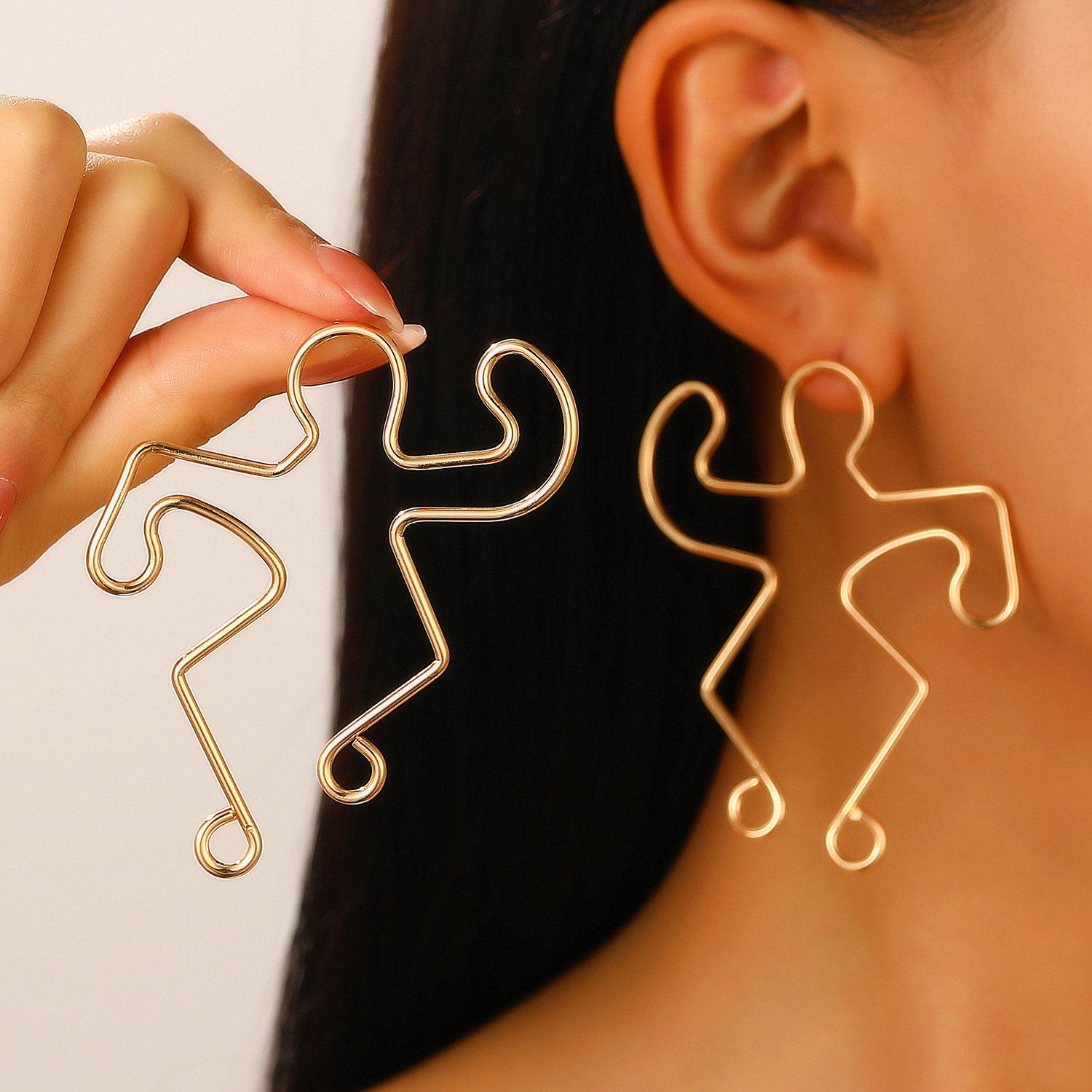 European and American Instagram influencers' funny abstract face stud earrings are selling well across borders. Creative and niche design double-sided earrings for women Specification drawing