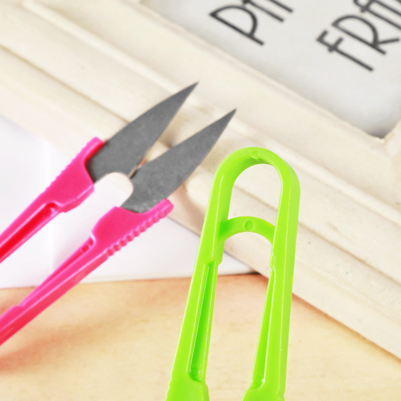 New cross-stitch colored scissors, plastic small scissors, yarn scissors, small scissors, plastic handle, yarn scissors, U-shaped scissors Application Scenario