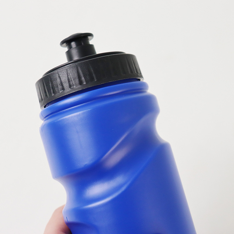 Cycling water bottle, large-capacity soft plastic extrusion, outdoor sports, running, cycling water bottle, fitness water cup, Europe and America Application Scenario