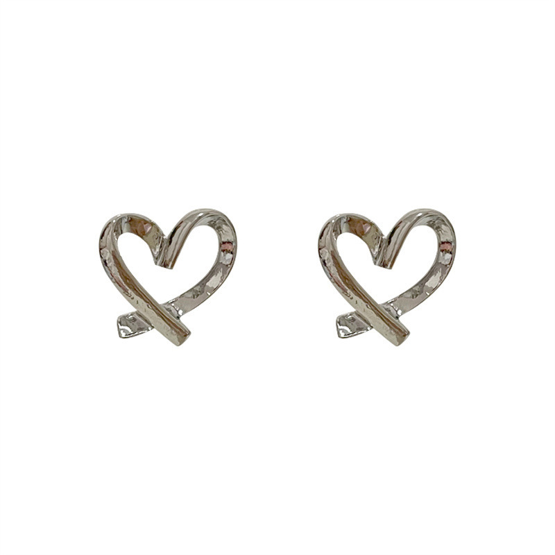 925 Silver Needle fashionable, simple and irregular heart-shaped earrings, women's Instagram niche design sense, elegant heart stud earrings Item Picture