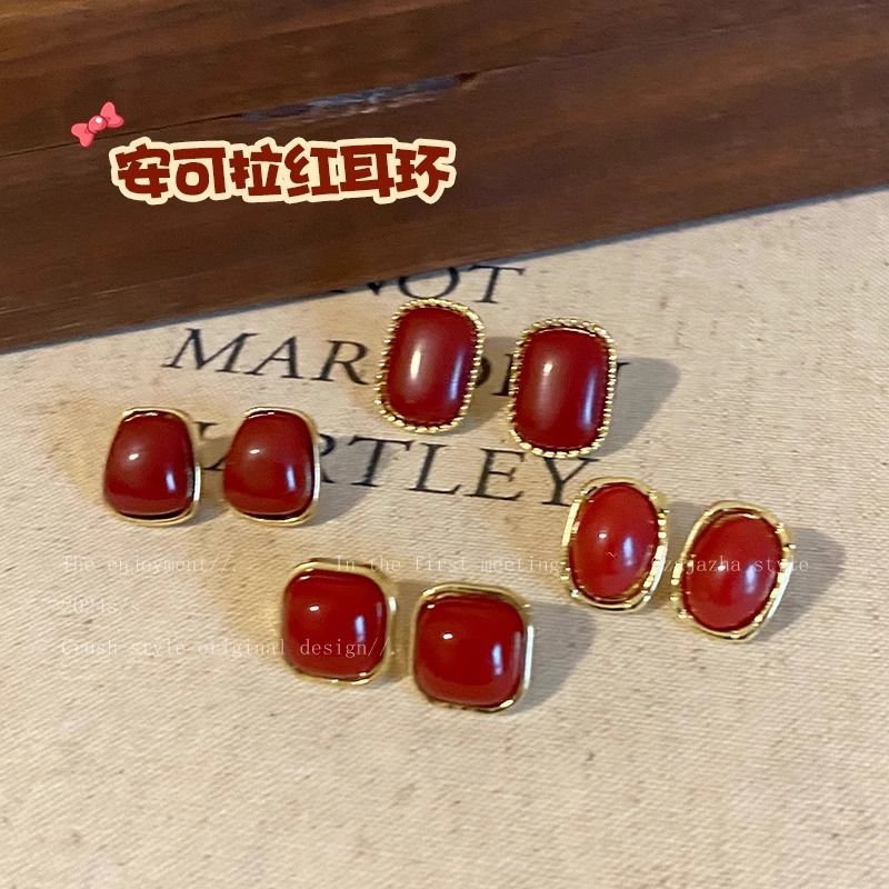 Ankela red square stud earrings for women's autumn and winter, with a light luxury and high-end, niche design, are retro Hong Kong-style earrings full figure